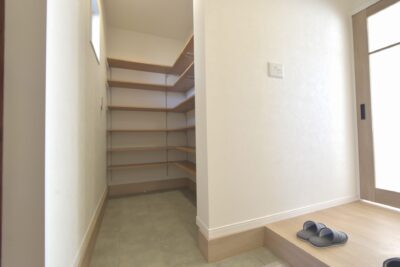 山梨県甲府市増坪町C7号棟のシューズクローク