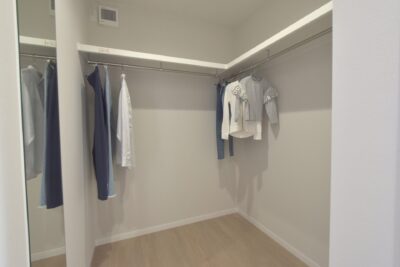 山梨県甲府市増坪町C7号棟のウォークインクローゼット