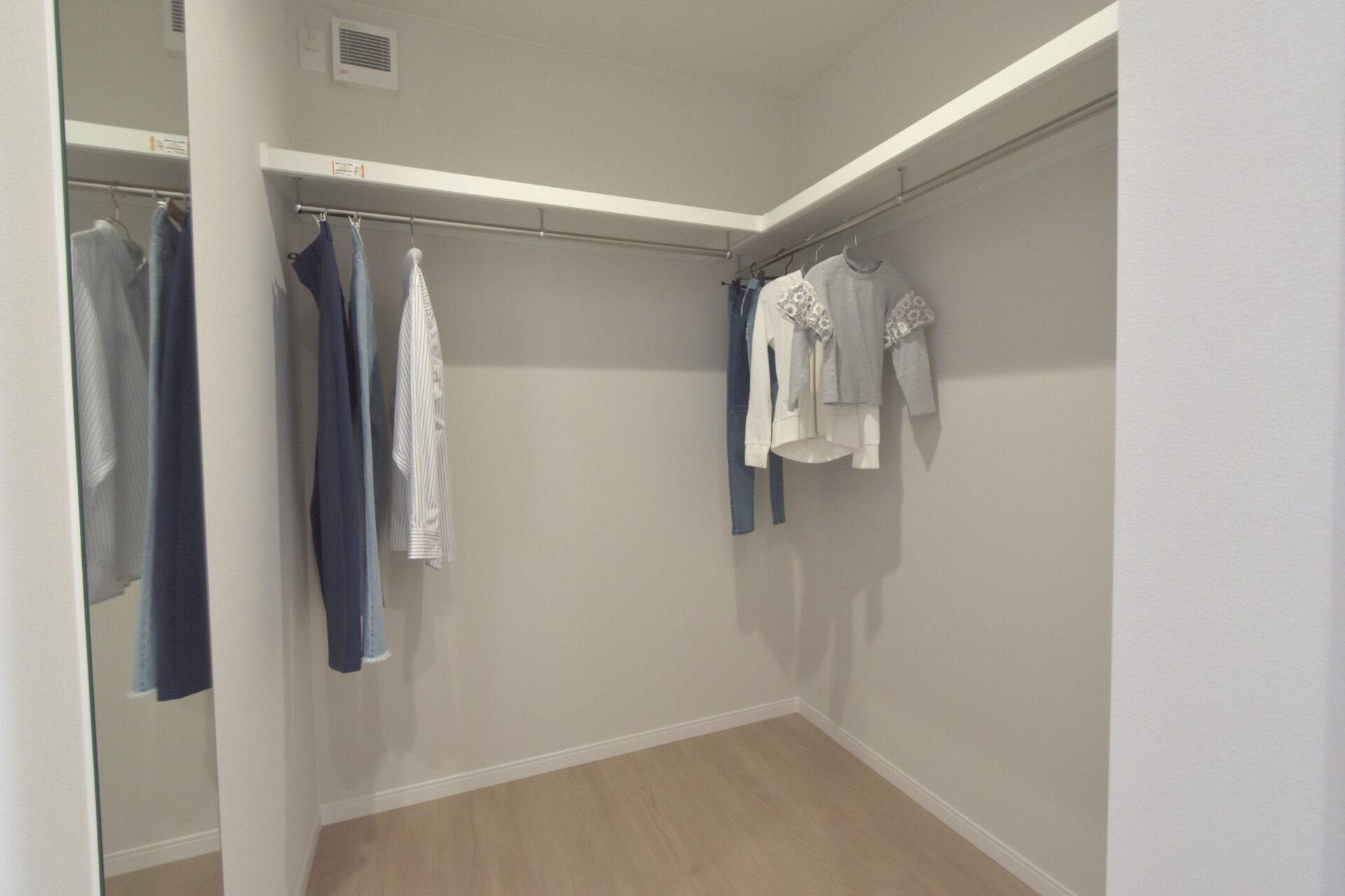 山梨県甲府市増坪町C7号棟のウォークインクローゼット