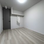 山梨県甲府市下今井町A4号棟の洋室（オープンクローゼット）