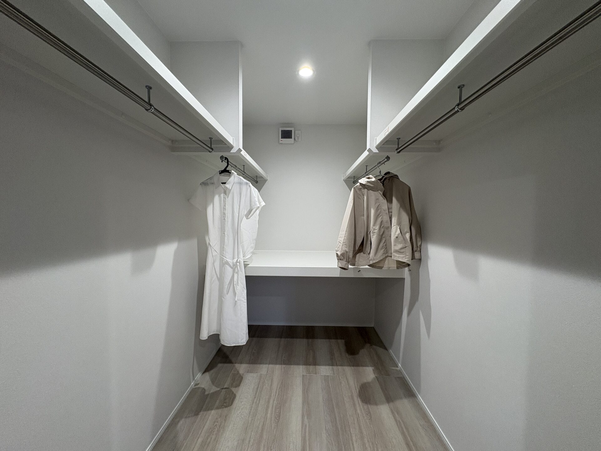 山梨県甲府市下今井町A4号棟のウォークインクローゼット
