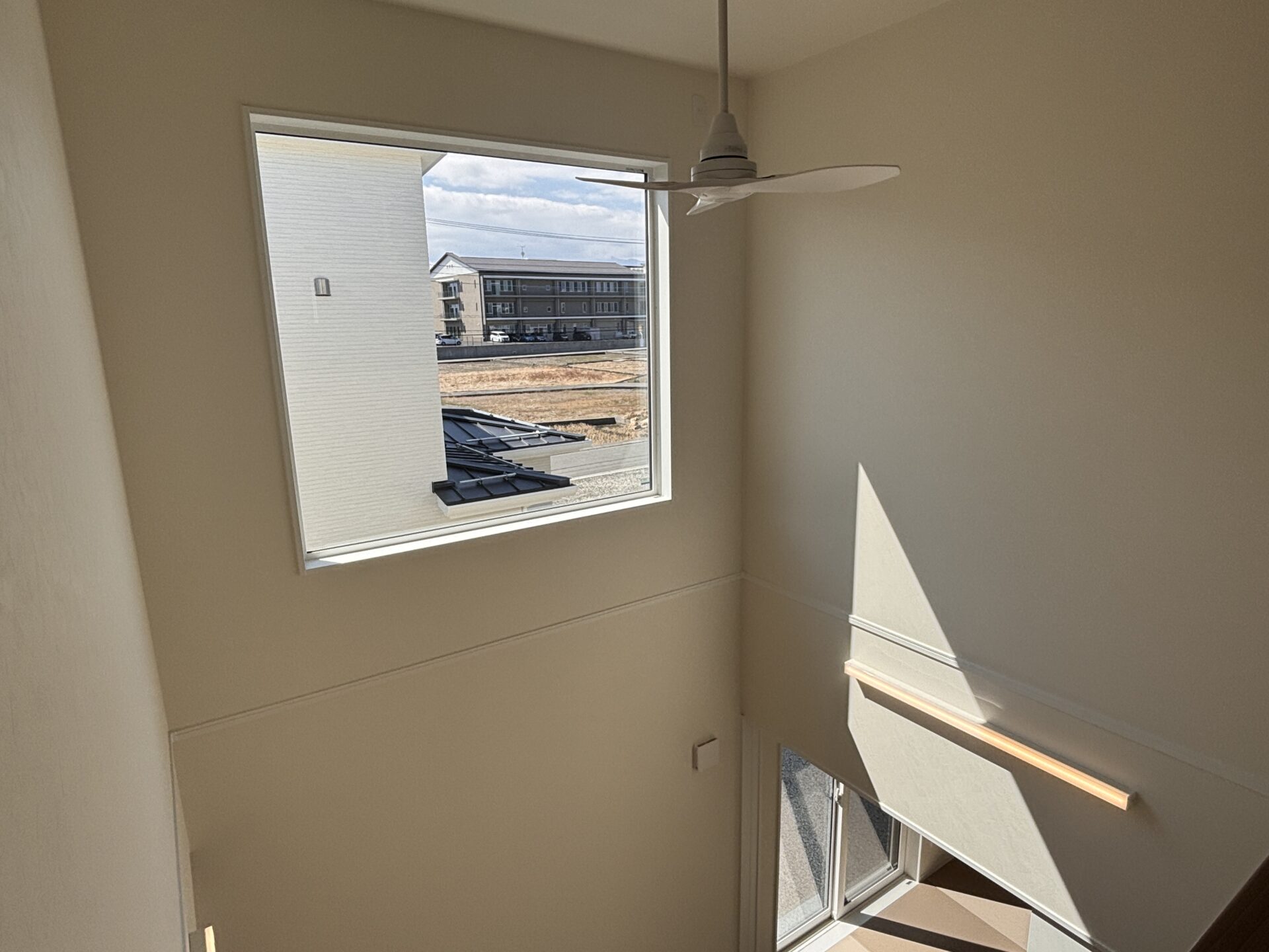 山梨県南アルプス市寺部B 30号棟（建売住宅）の吹き抜け