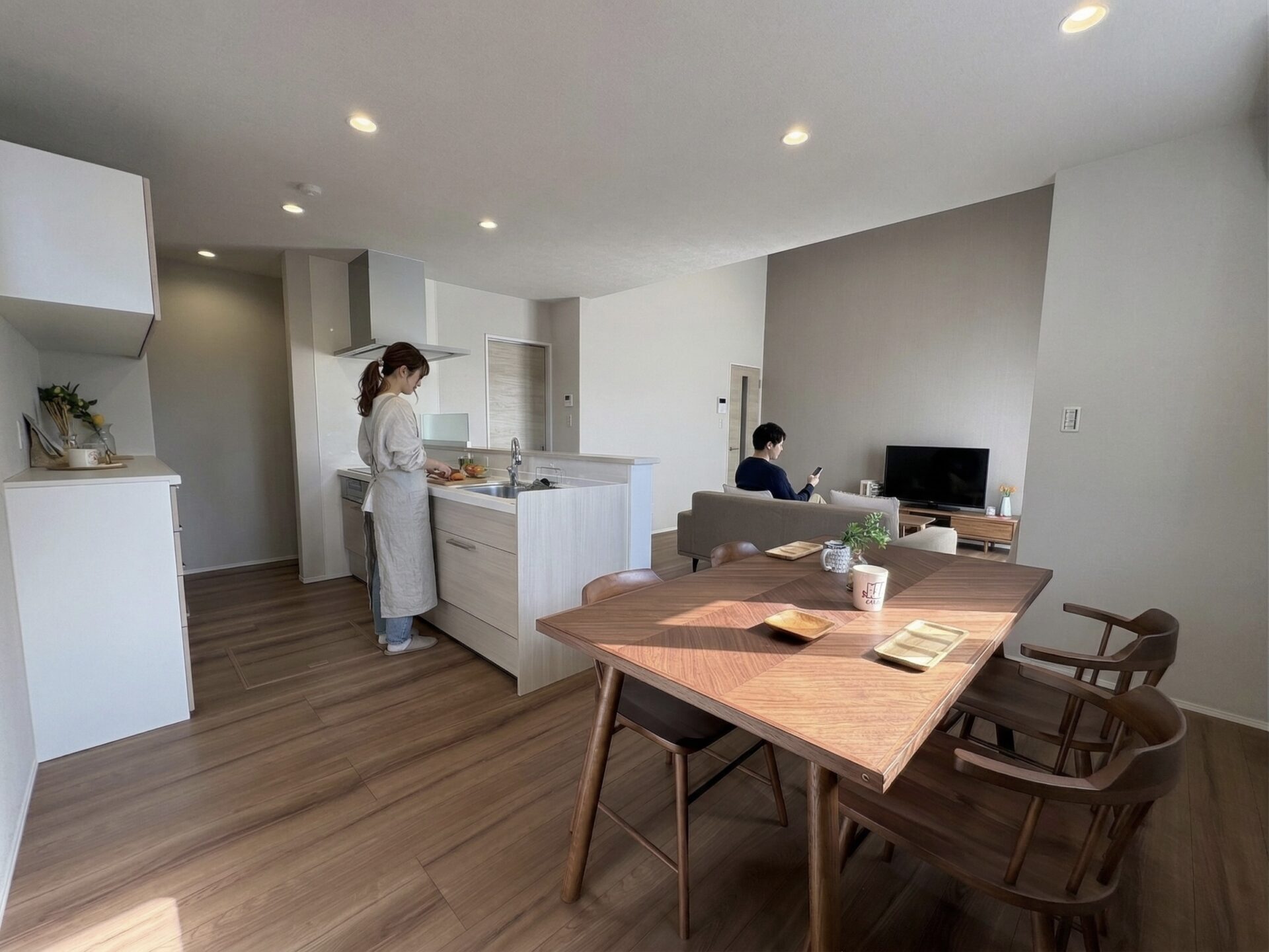 山梨県南アルプス市寺部B 32号棟（建売住宅）のダイニングキッチン