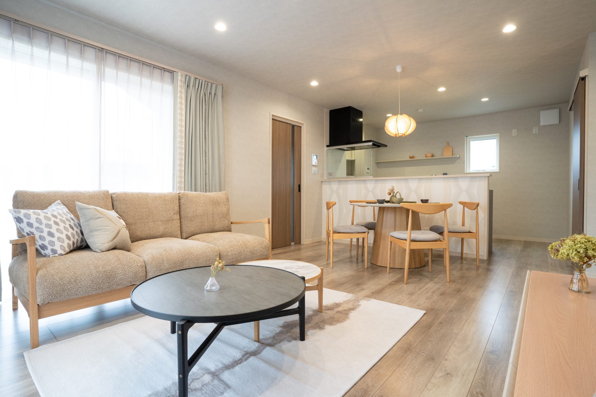 山梨県富士吉田市小明見A9号棟（街かどモデル）のリビング