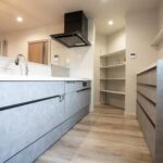 山梨県富士吉田市小明見A9号棟（街かどモデル）のキッチン・パントリー