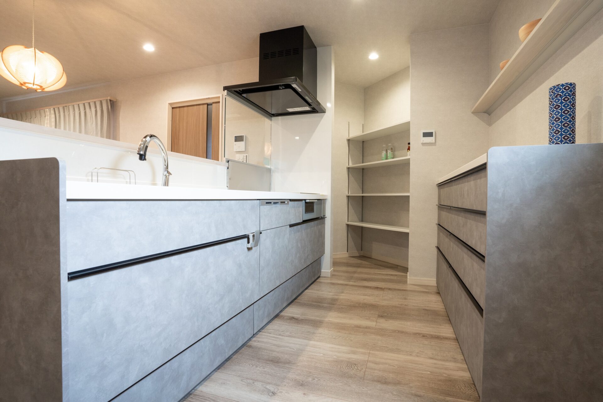 山梨県富士吉田市小明見A9号棟（街かどモデル）のキッチン・パントリー