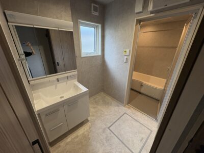 山梨県富士吉田市小明見A9号棟（街かどモデル）の洗面所