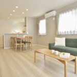 山梨県甲斐市下今井F12号棟のLDK家具付きカーテン付き