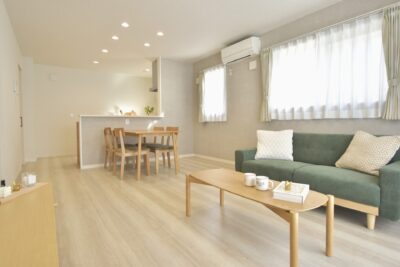 山梨県甲斐市下今井F12号棟のLDK家具付きカーテン付き