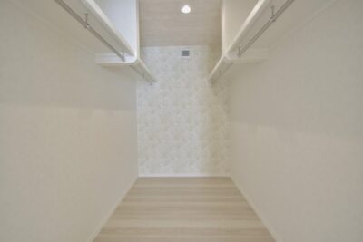 山梨県甲斐市下今井F12号棟のウォークインクローゼット