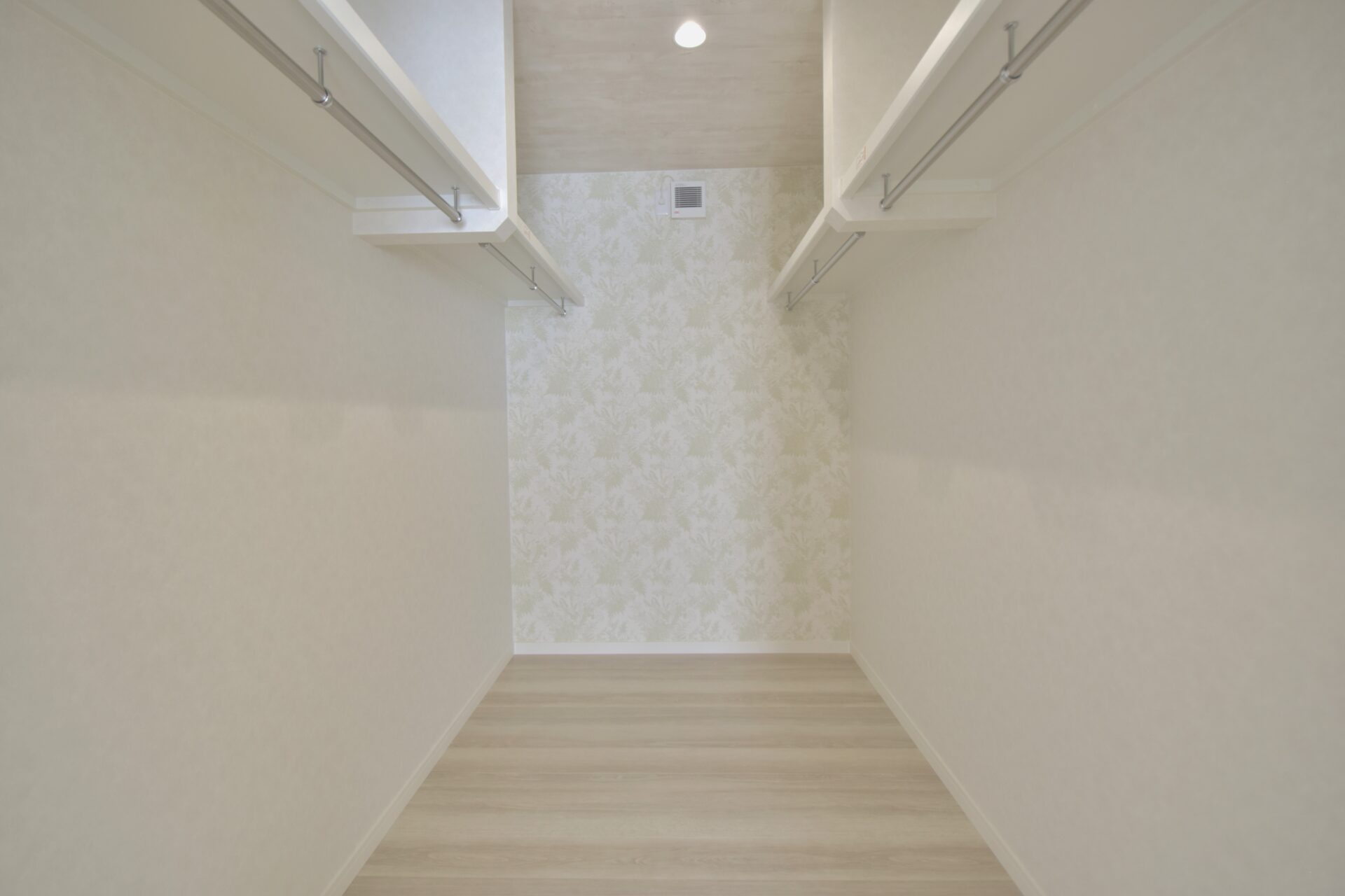 山梨県甲斐市下今井F12号棟のウォークインクローゼット