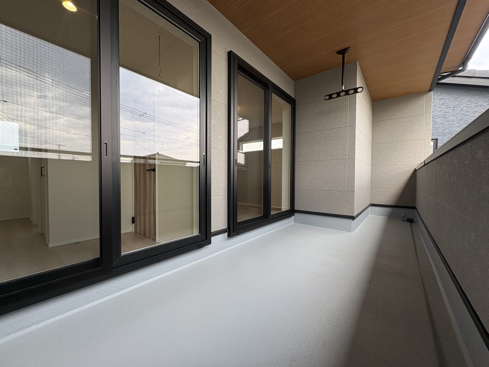 山梨県南アルプス市野牛島H 4号棟（建売住宅）のインナーバルコニー