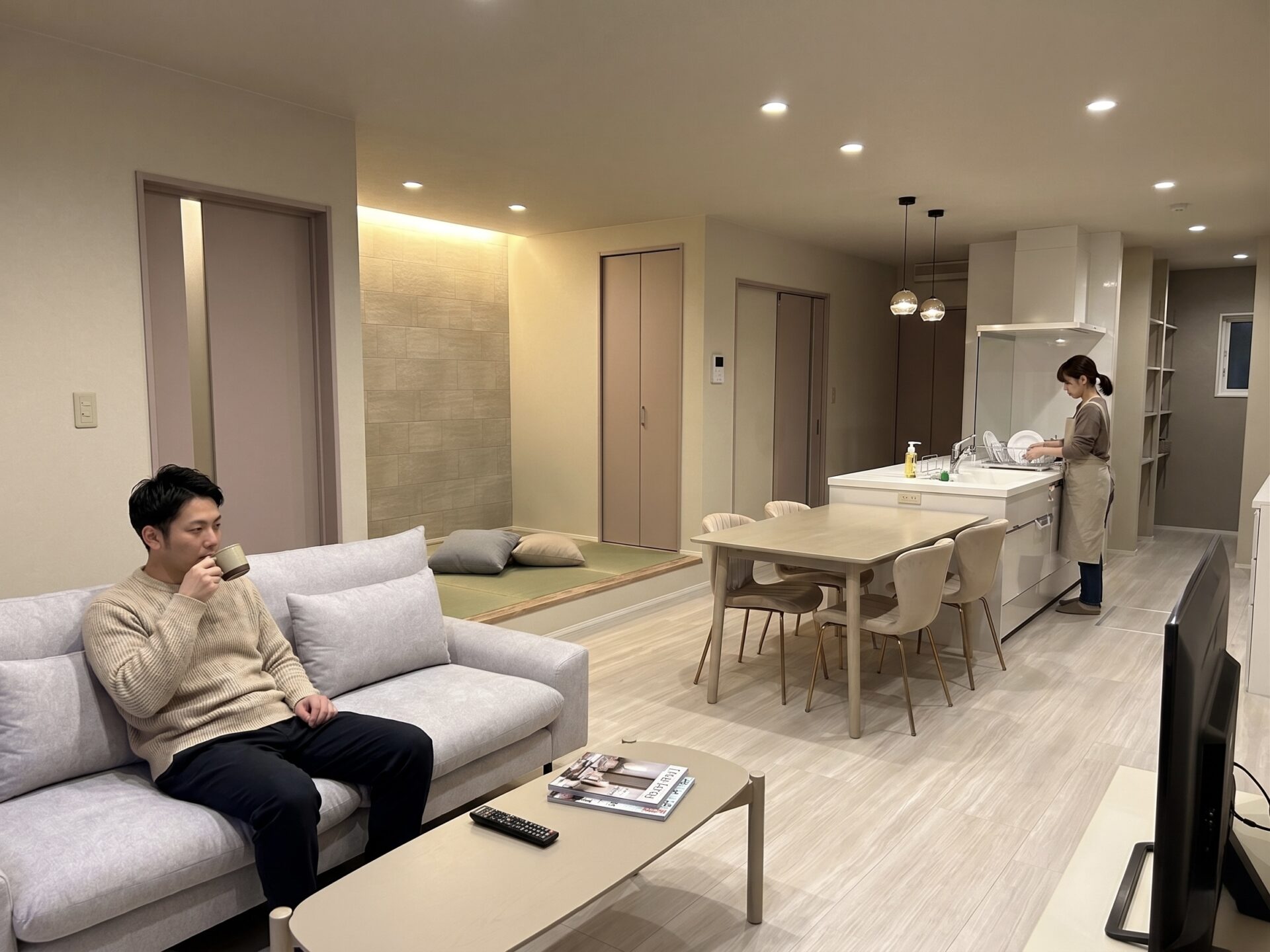 山梨県富士吉田市小明見A 8号棟(建売住宅)のリビングダイニング