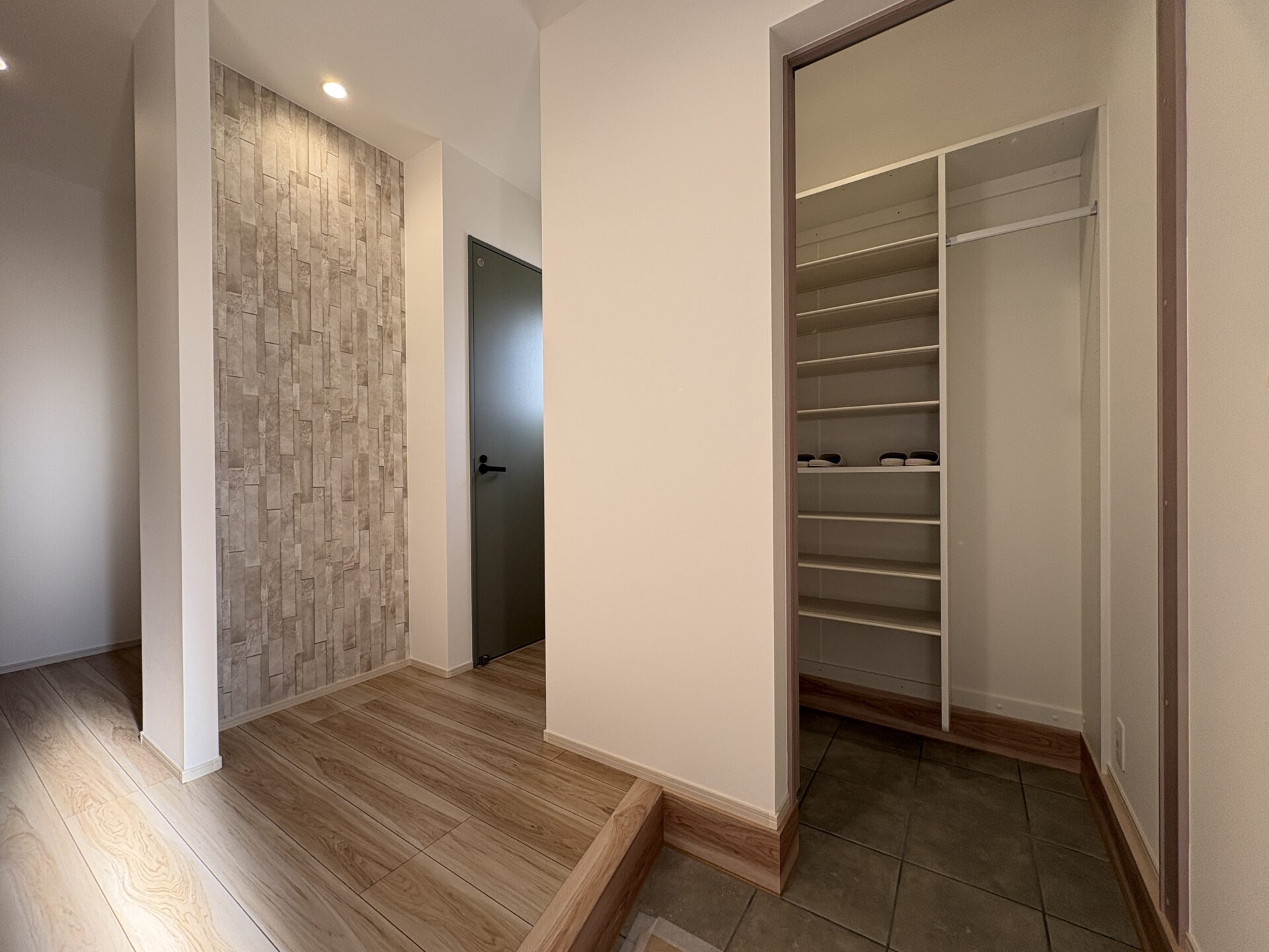 西甲府住宅ROOM TOUR #46　玄関